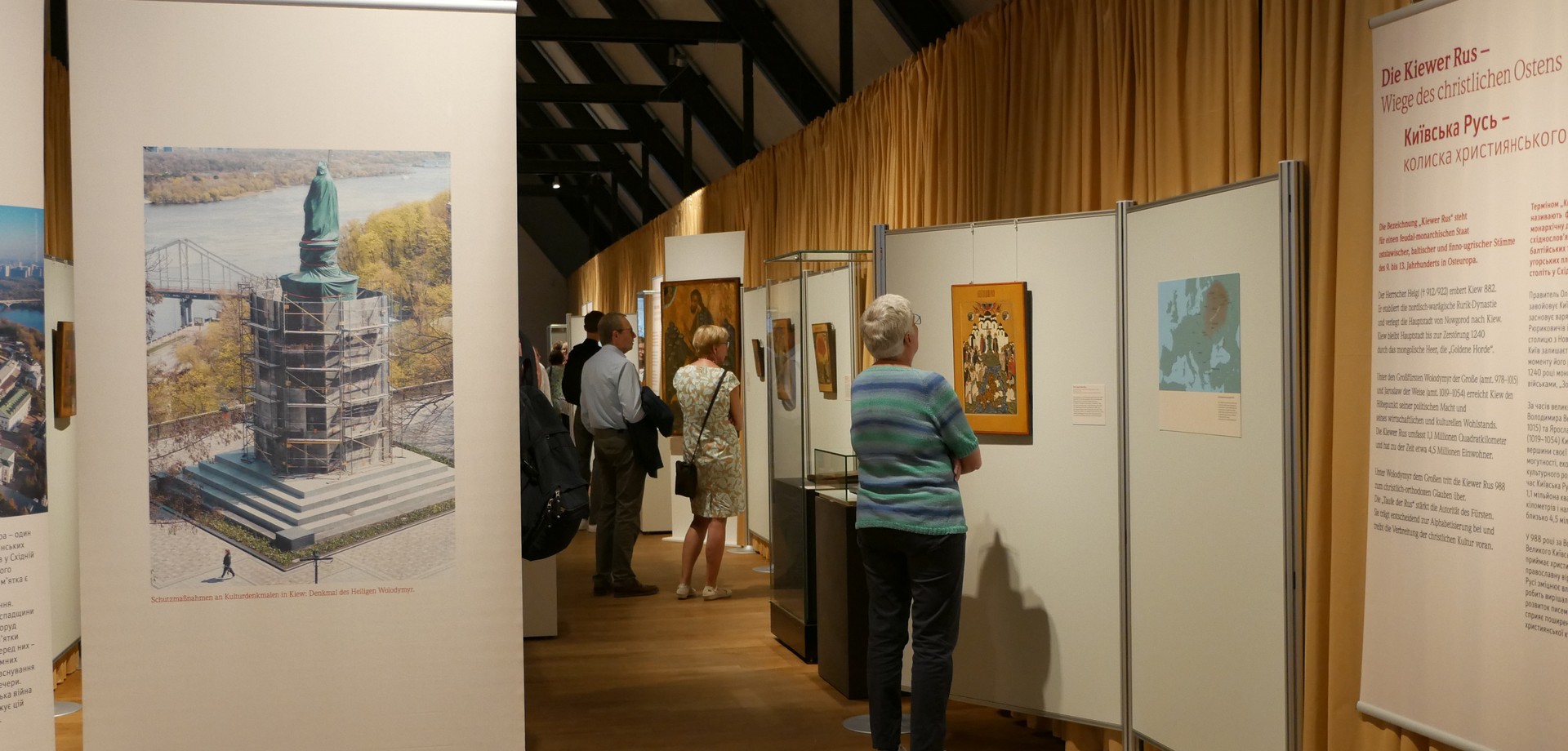 Blick in die Studio-Ausstellung "Faszination Kiew" mit Besuchenden. Blick in die Studio-Ausstellung "Faszination Kiew" mit Besuchenden.